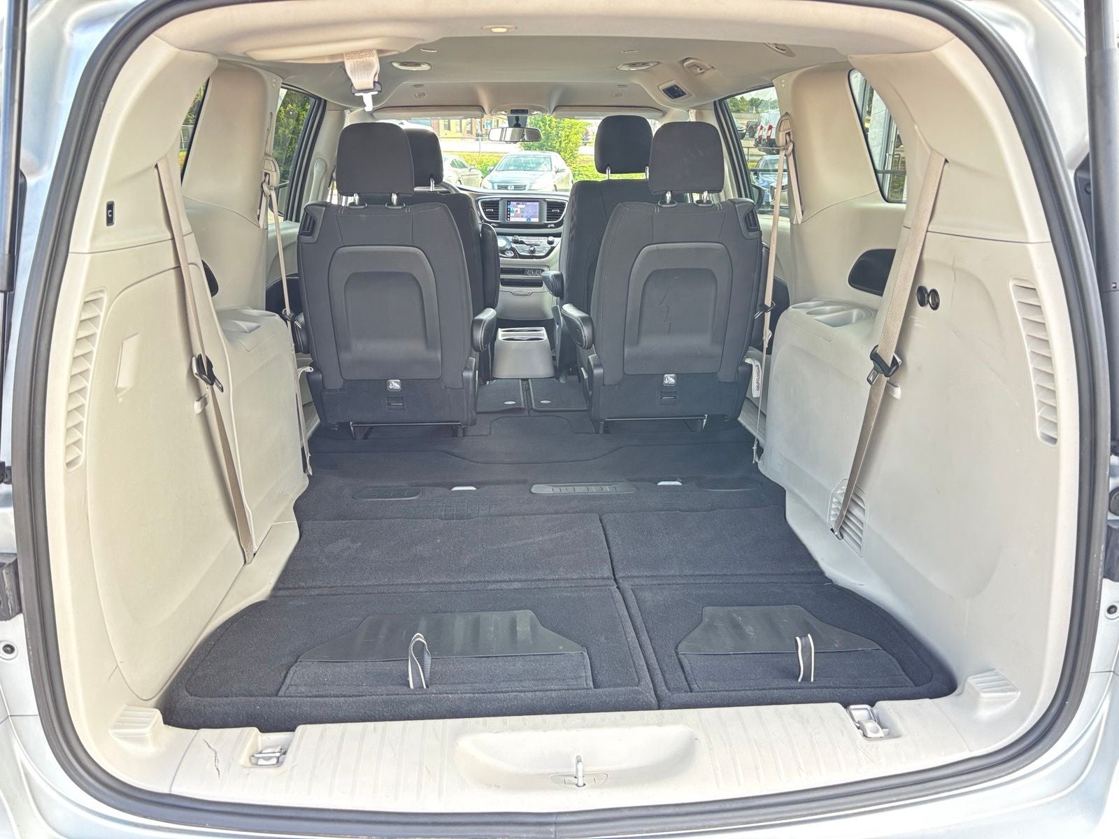 2022 Chrysler Voyager LX