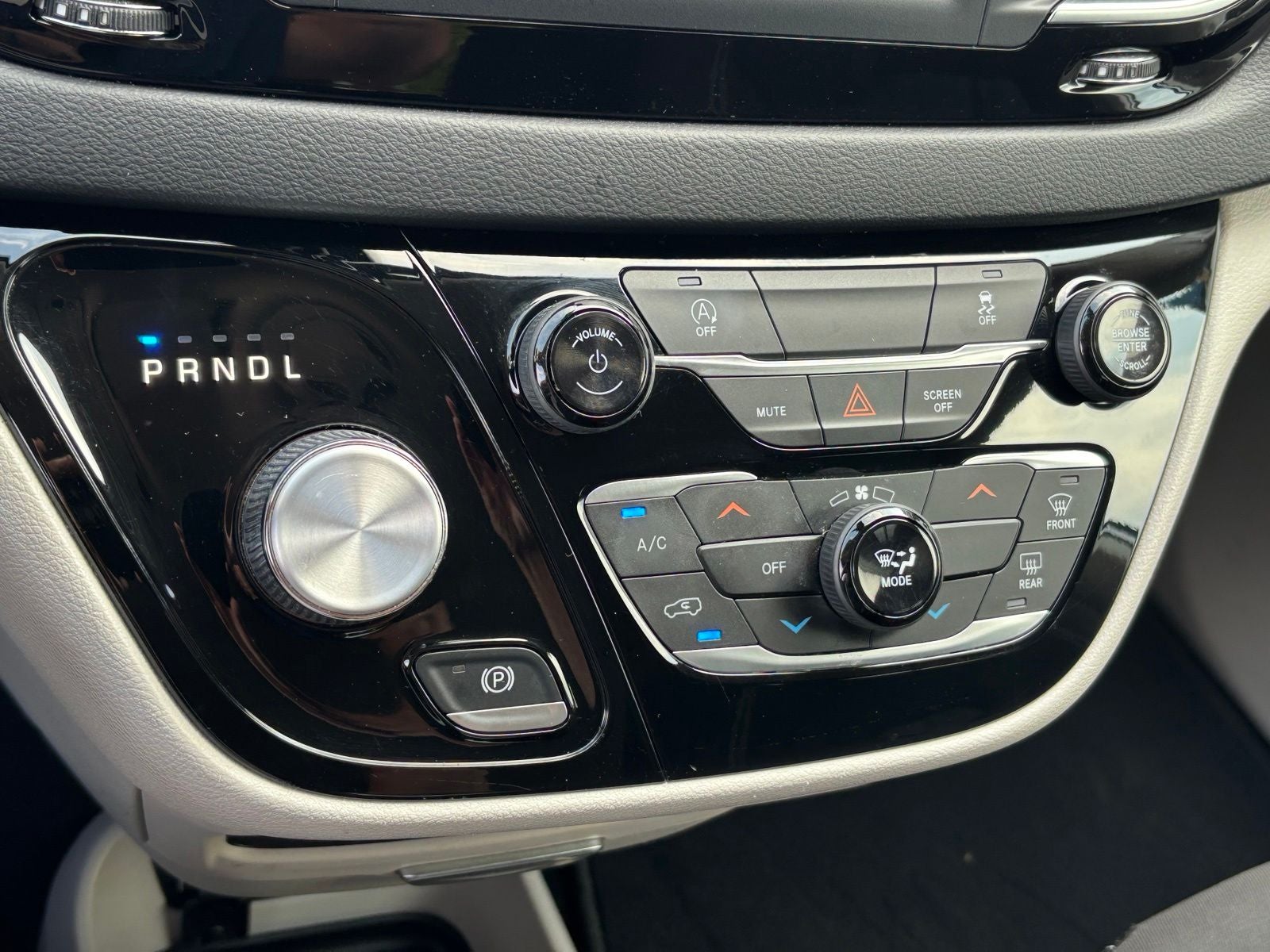 2022 Chrysler Voyager LX
