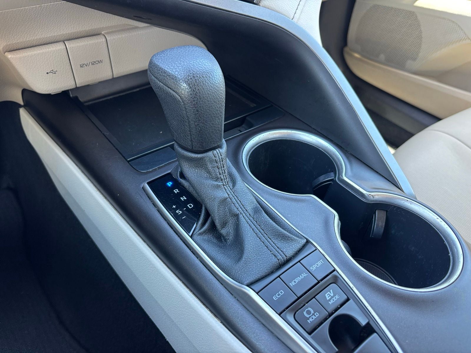 2022 Toyota Camry Hybrid LE