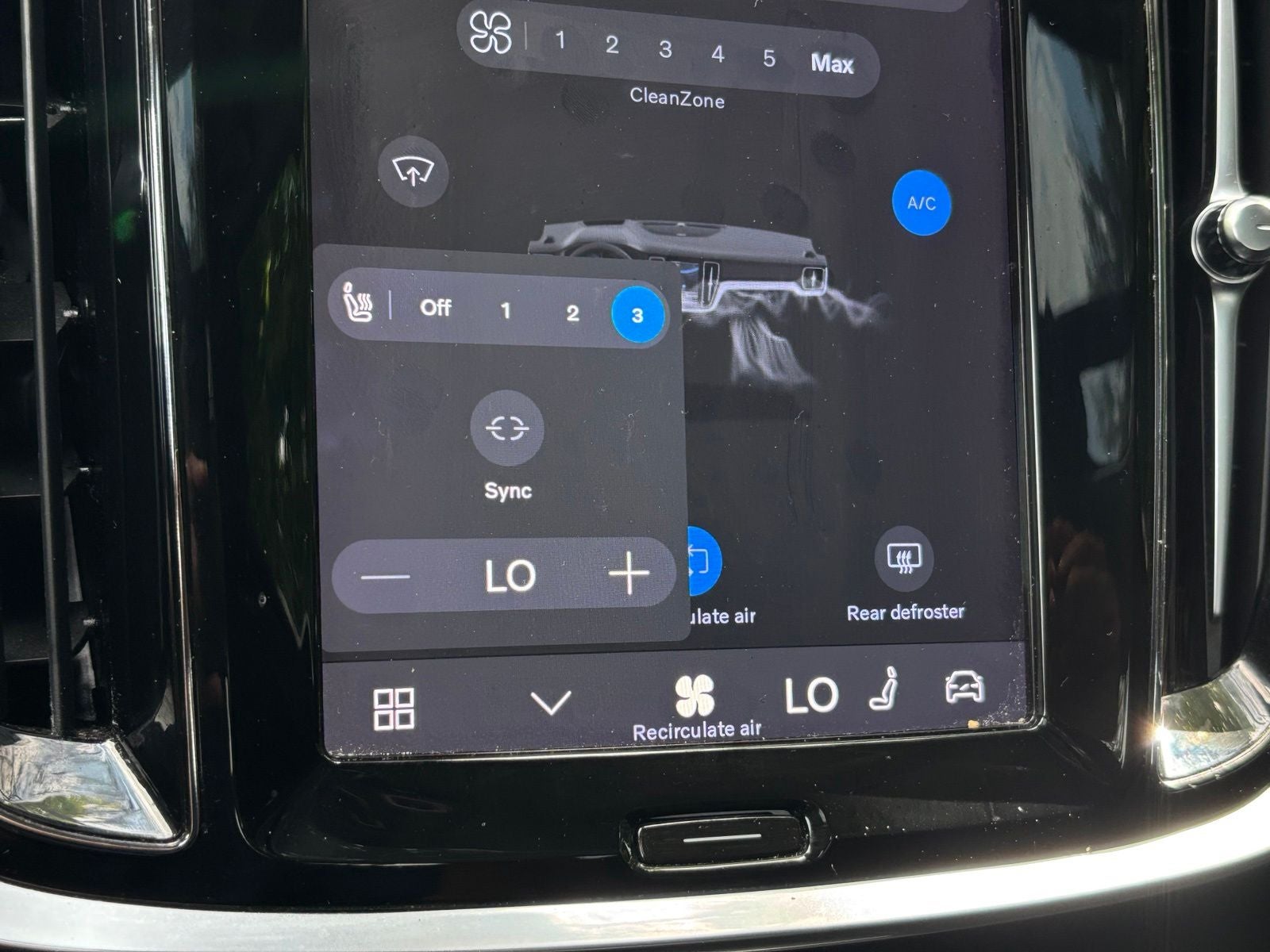 2023 Volvo S60 Recharge Plug-In Hybrid T8 Plus Dark Theme
