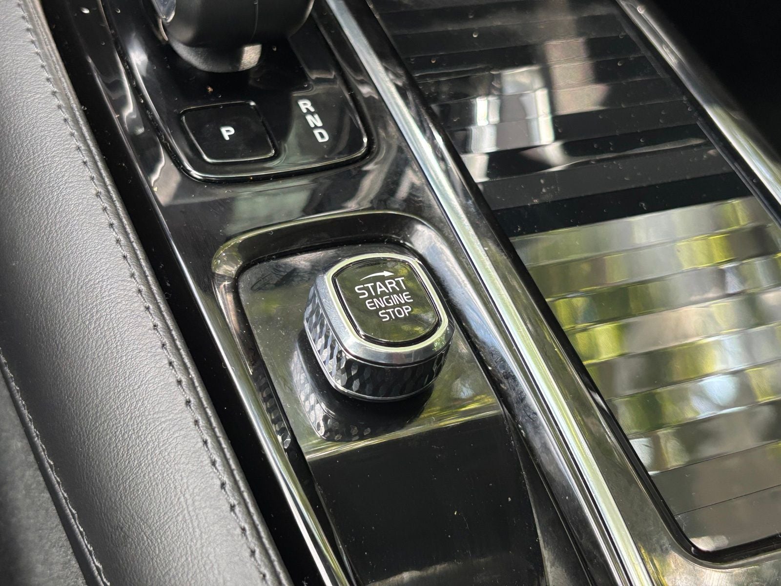2023 Volvo S60 Recharge Plug-In Hybrid T8 Plus Dark Theme