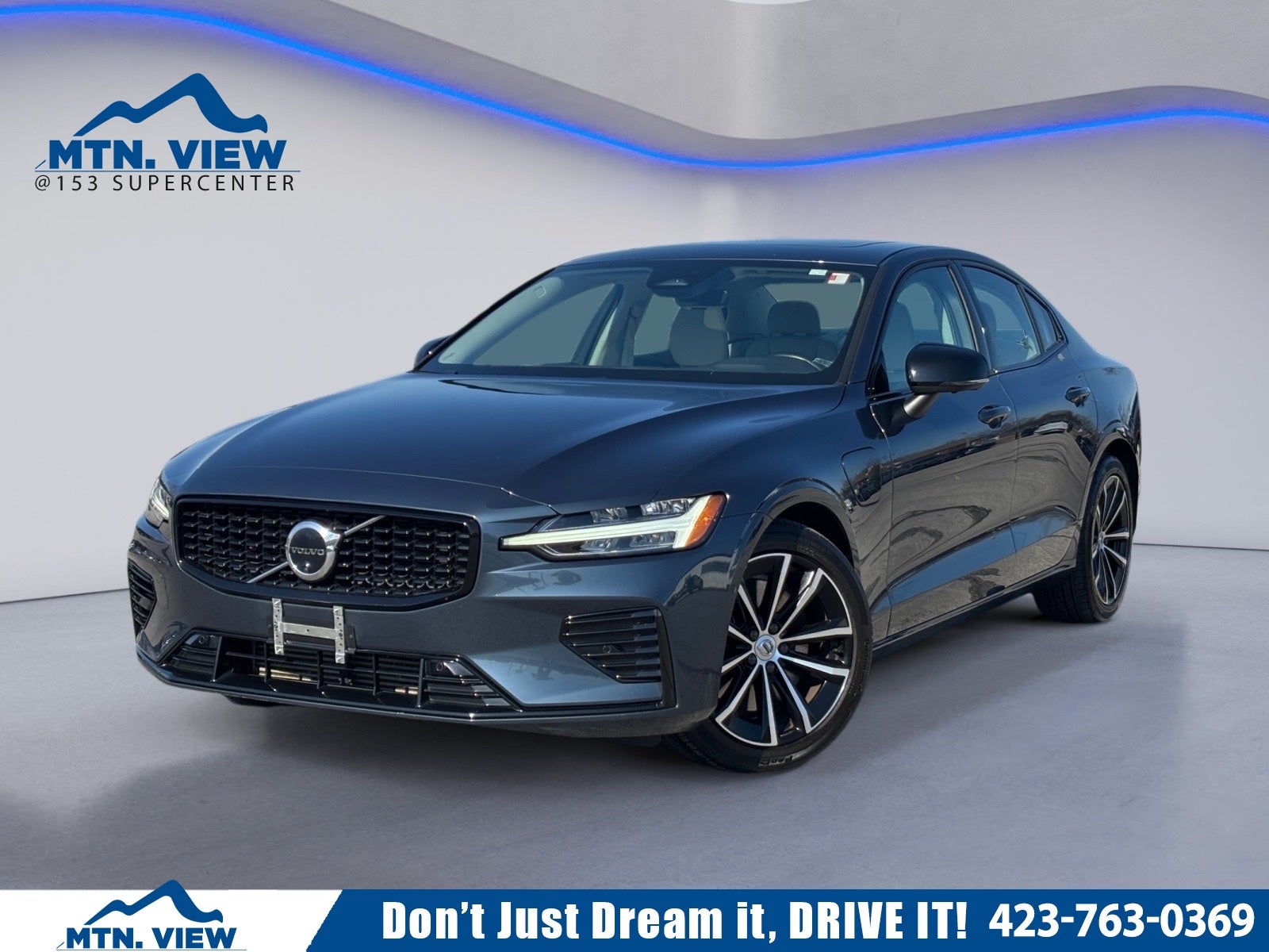 2023 Volvo S60 Recharge Plug-In Hybrid T8 Plus Dark Theme