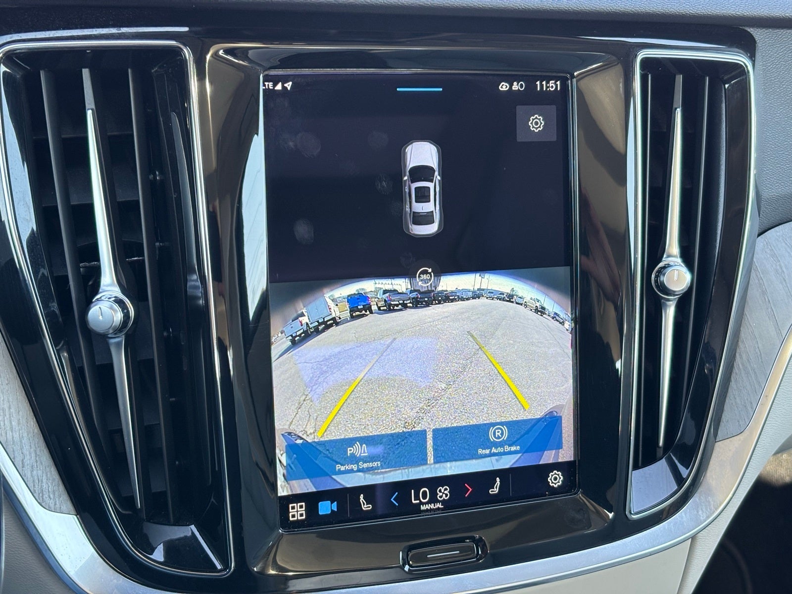 2023 Volvo S60 Recharge Plug-In Hybrid T8 Plus Dark Theme