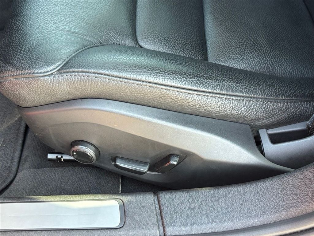 2023 Volvo S60 Recharge Plug-In Hybrid T8 Plus Dark Theme