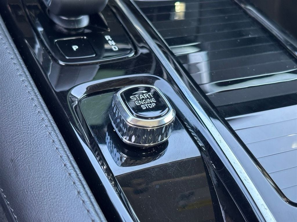2023 Volvo S60 Recharge Plug-In Hybrid T8 Plus Dark Theme