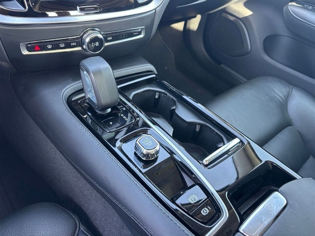 2023 Volvo S60 Recharge Plug-In Hybrid T8 Plus Dark Theme
