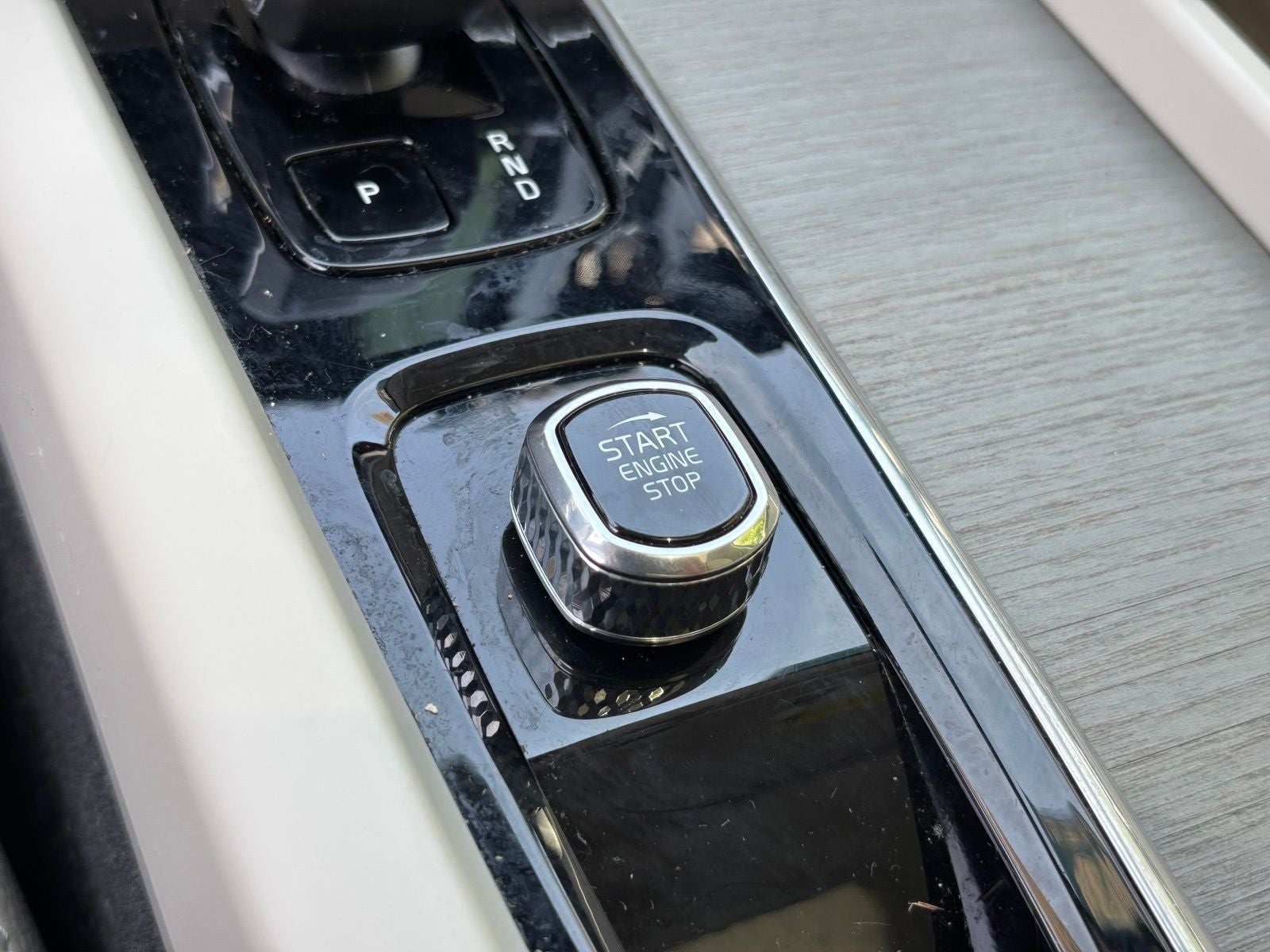 2023 Volvo XC60 Recharge Plug-In Hybrid T8 Plus Bright Theme