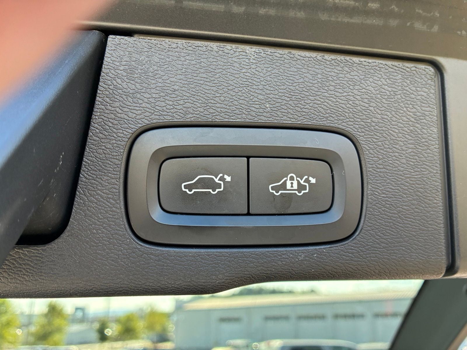 2023 Volvo XC60 Recharge Plug-In Hybrid T8 Plus Bright Theme