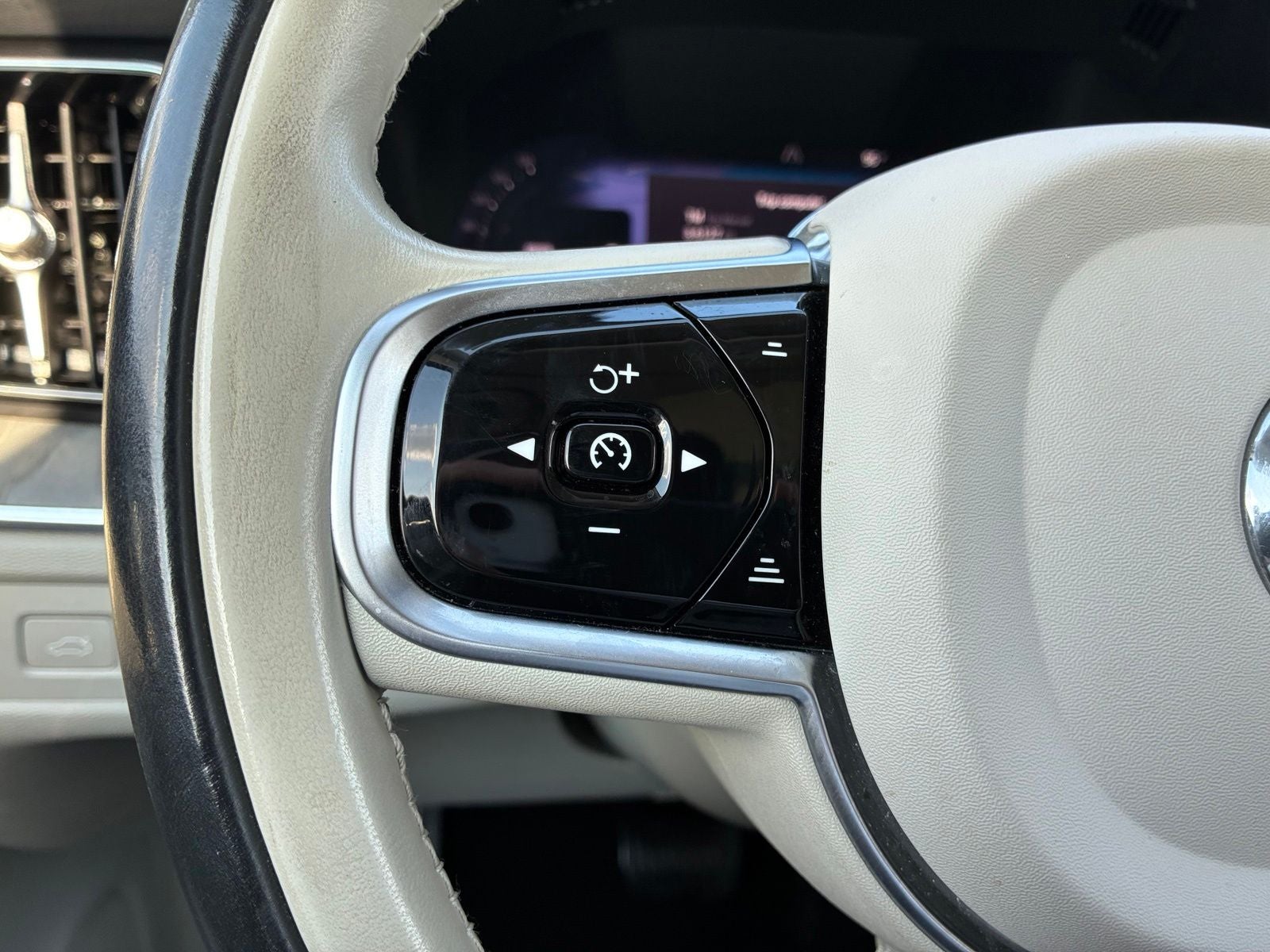 2023 Volvo XC60 Recharge Plug-In Hybrid T8 Plus Bright Theme