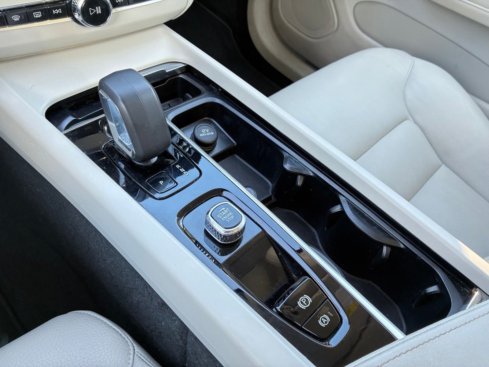 2023 Volvo XC60 Recharge Plug-In Hybrid T8 Plus Bright Theme