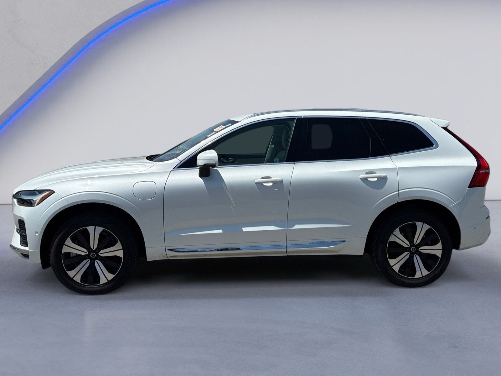2023 Volvo XC60 Recharge Plug-In Hybrid T8 Plus Bright Theme