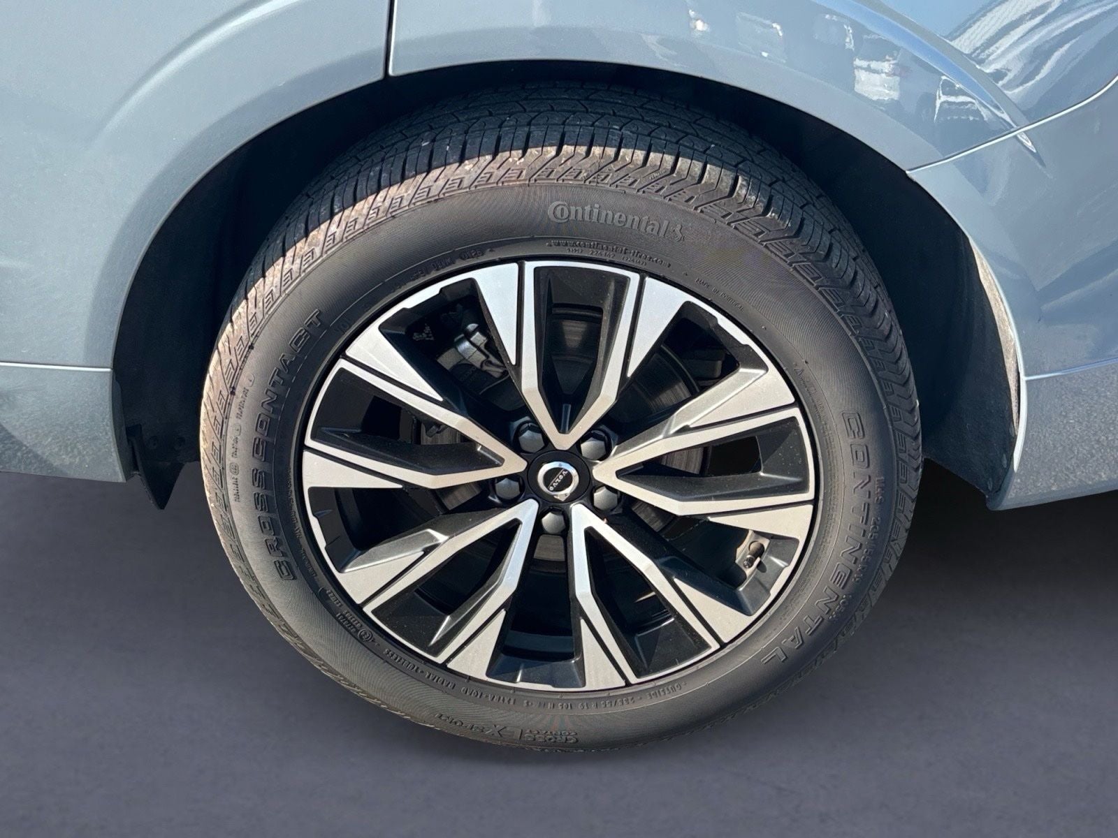 2024 Volvo XC60 B5 Plus Dark Theme