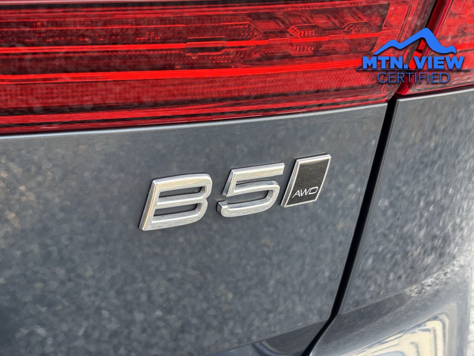 2024 Volvo XC60 B5 Plus Dark Theme