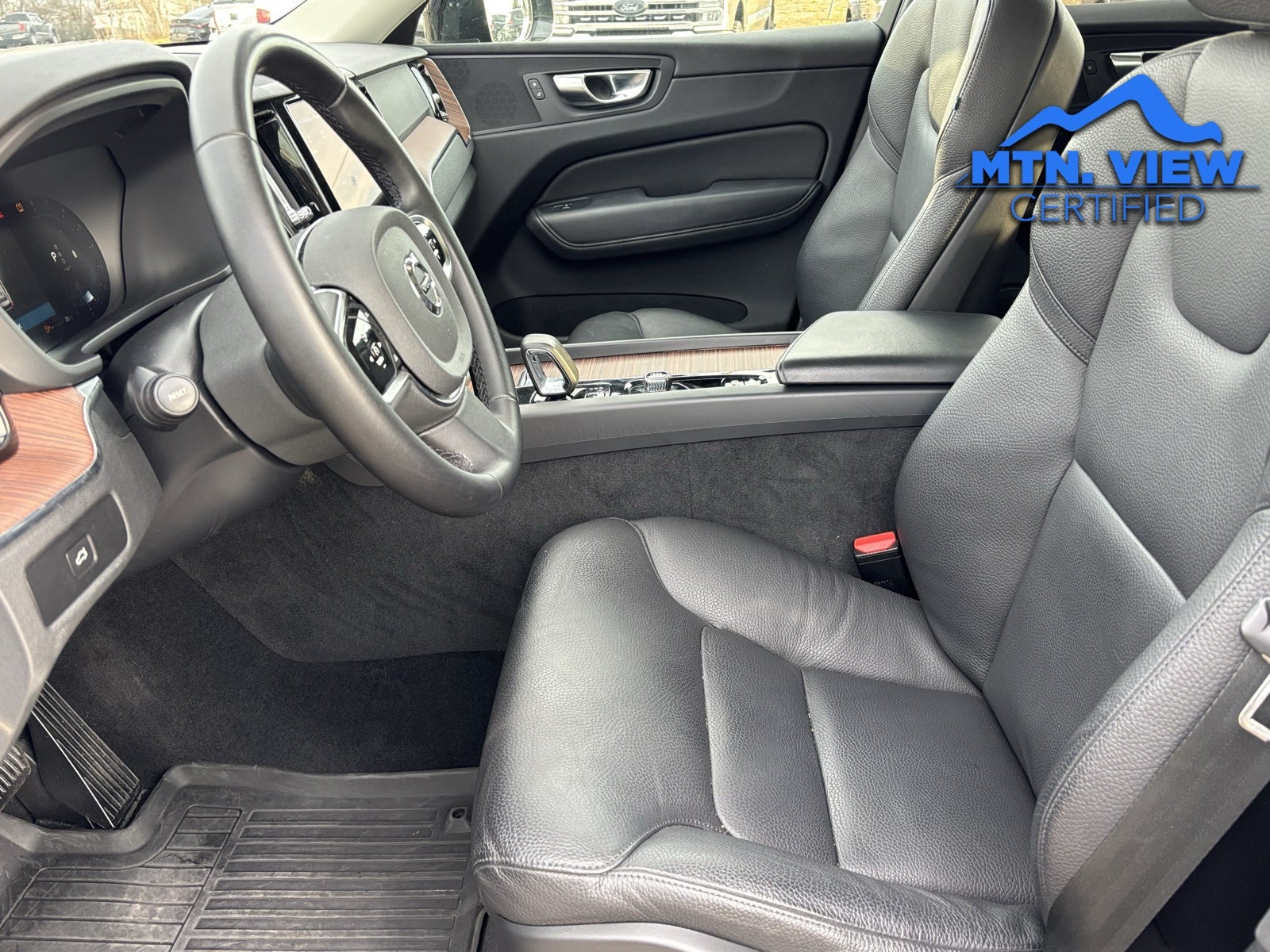 2024 Volvo XC60 B5 Plus Dark Theme