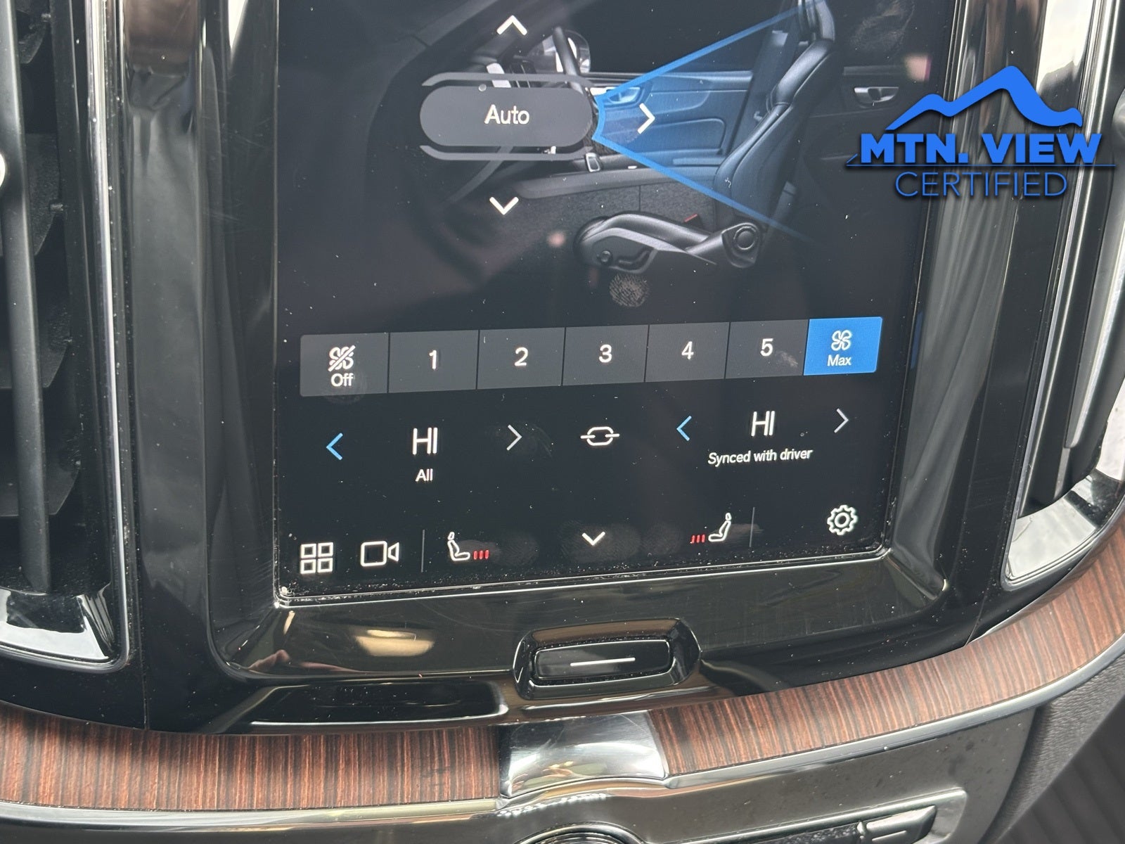 2024 Volvo XC60 B5 Plus Dark Theme