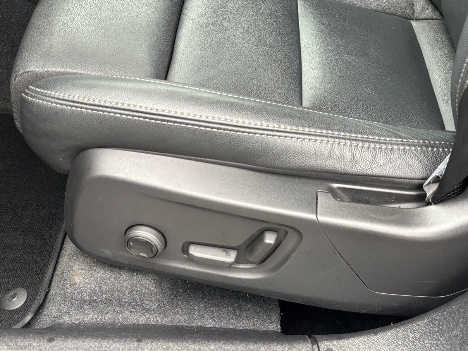 2024 Volvo XC40 B5 Plus Bright Theme