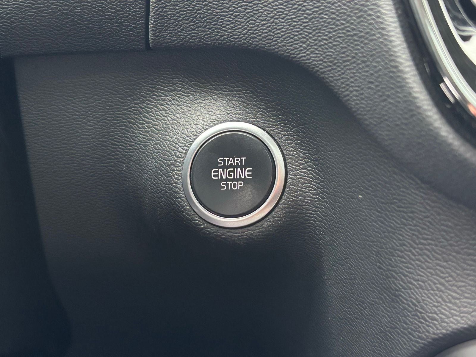 2024 Volvo XC40 B5 Plus Bright Theme