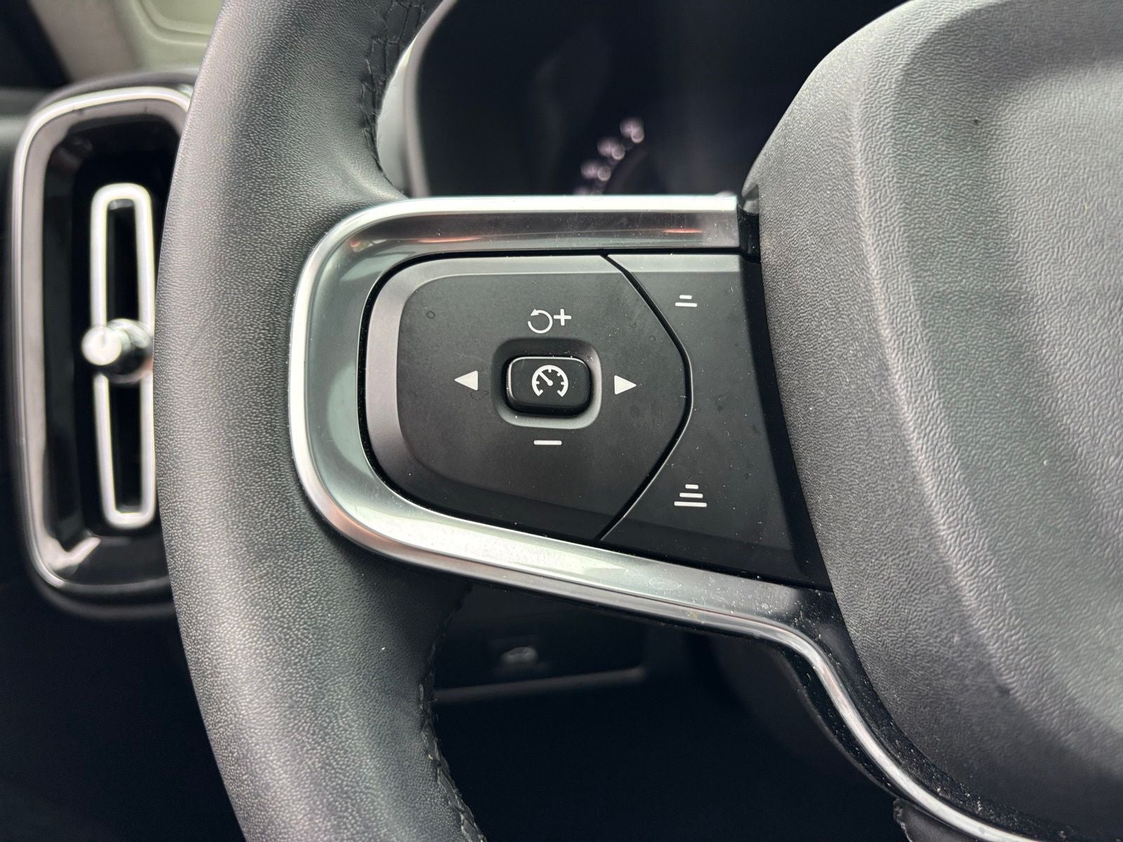 2024 Volvo XC40 B5 Plus Bright Theme
