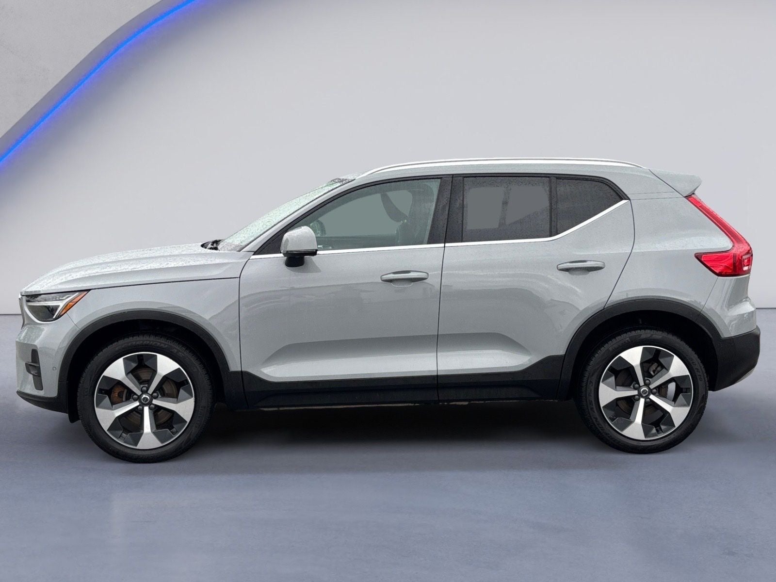 2024 Volvo XC40 B5 Plus Bright Theme