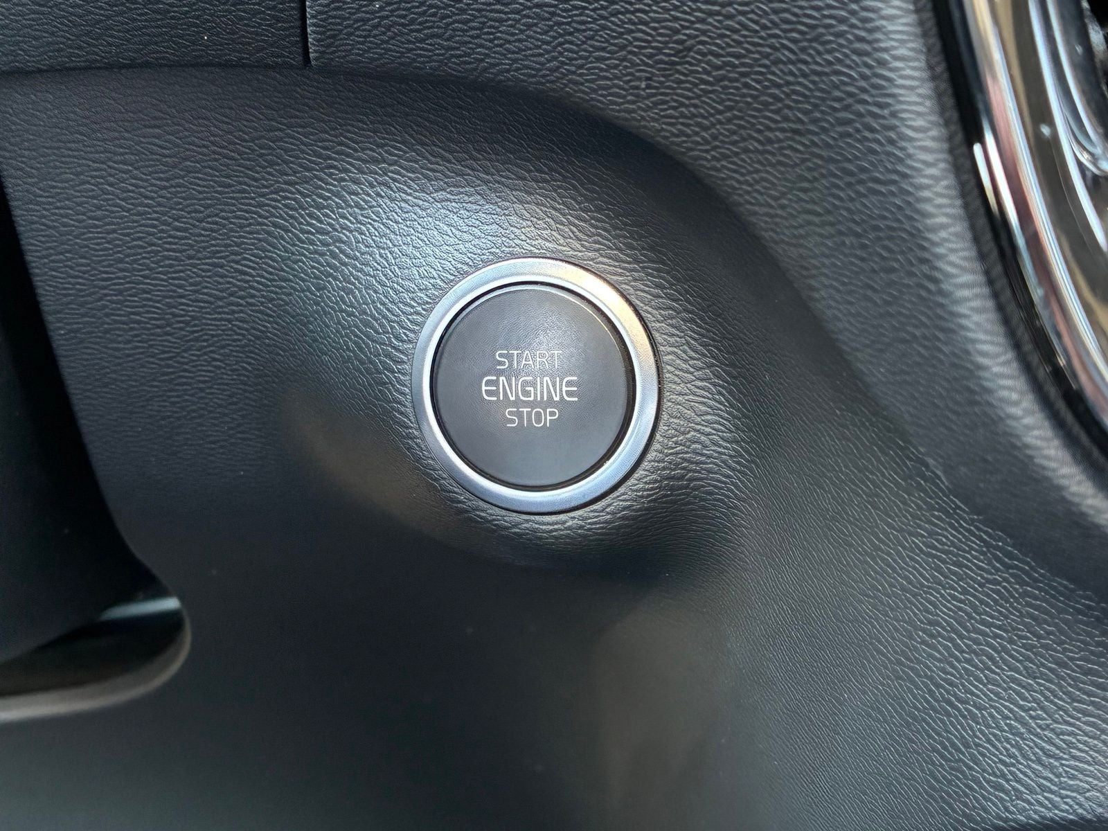 2024 Volvo XC40 B5 Plus Bright Theme