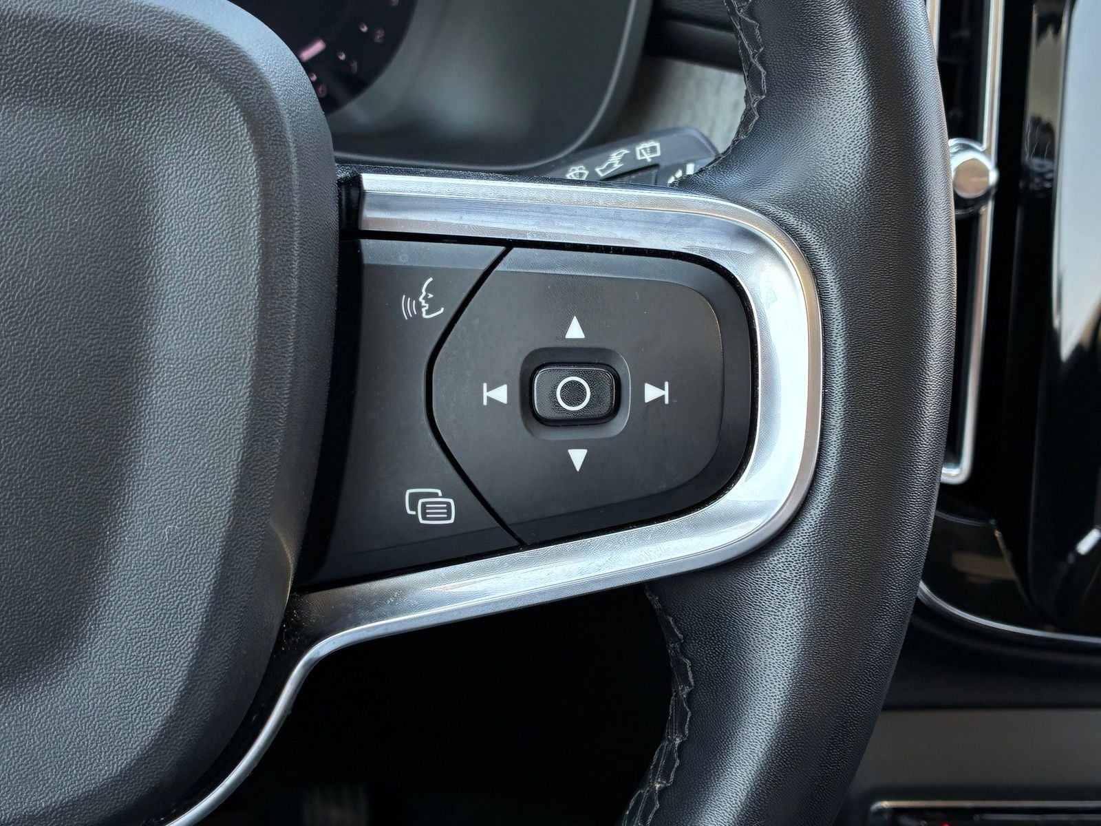 2024 Volvo XC40 B5 Plus Bright Theme
