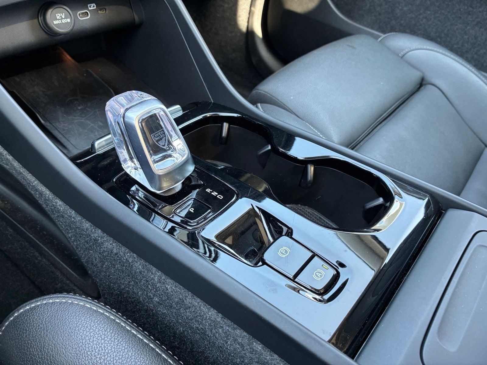 2024 Volvo XC40 B5 Plus Bright Theme