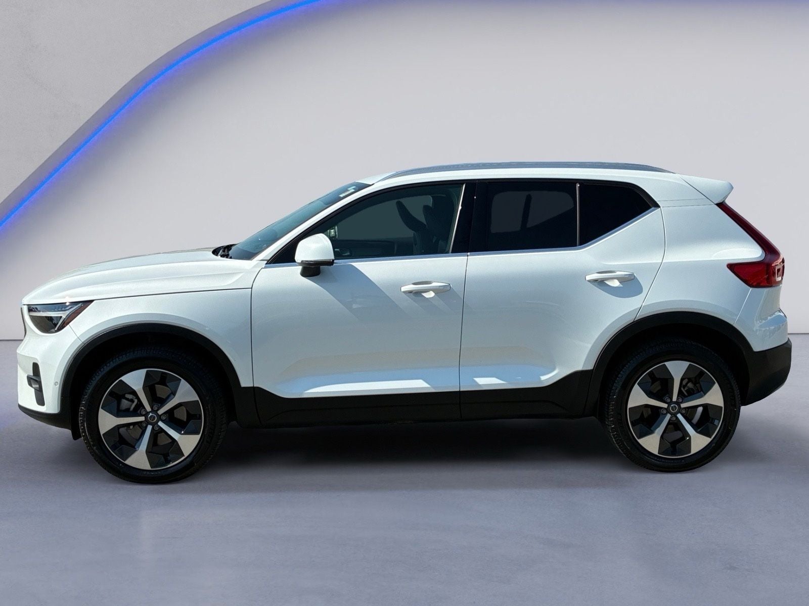 2024 Volvo XC40 B5 Plus Bright Theme