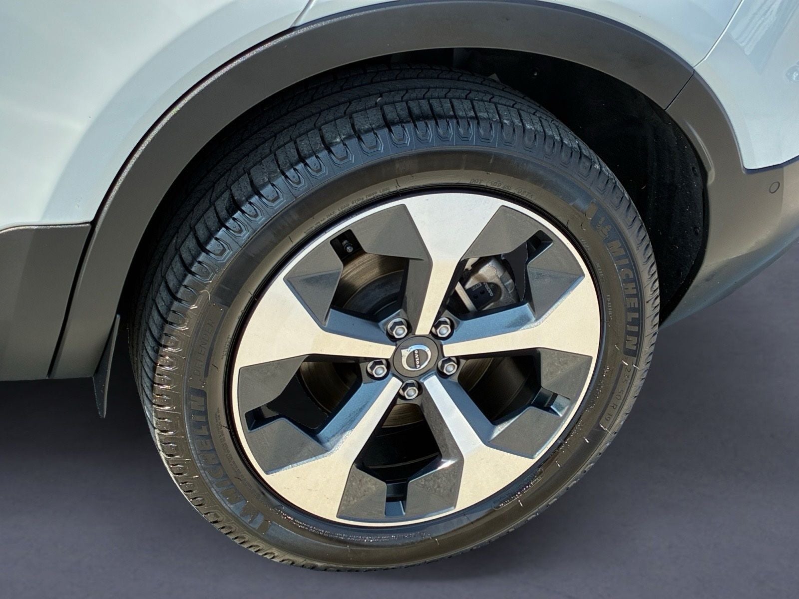 2024 Volvo XC40 B5 Plus Bright Theme