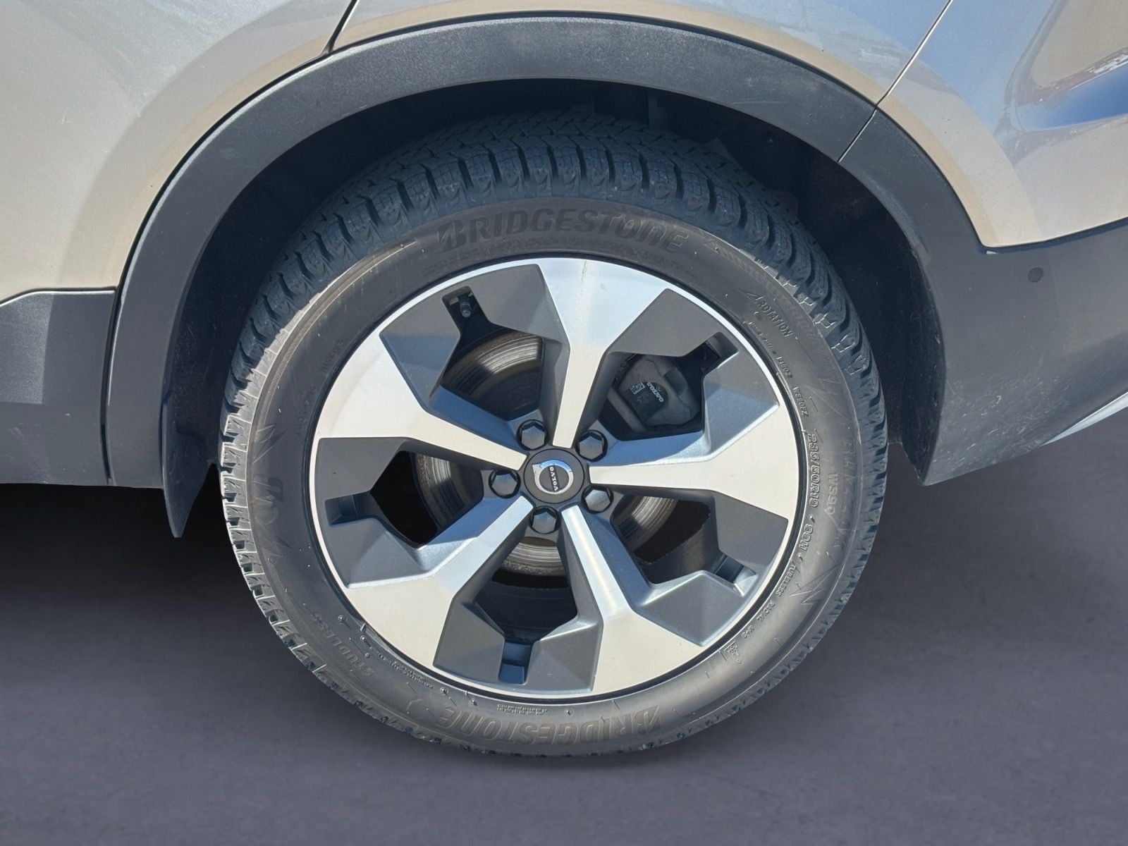 2024 Volvo XC40 B5 Plus Bright Theme