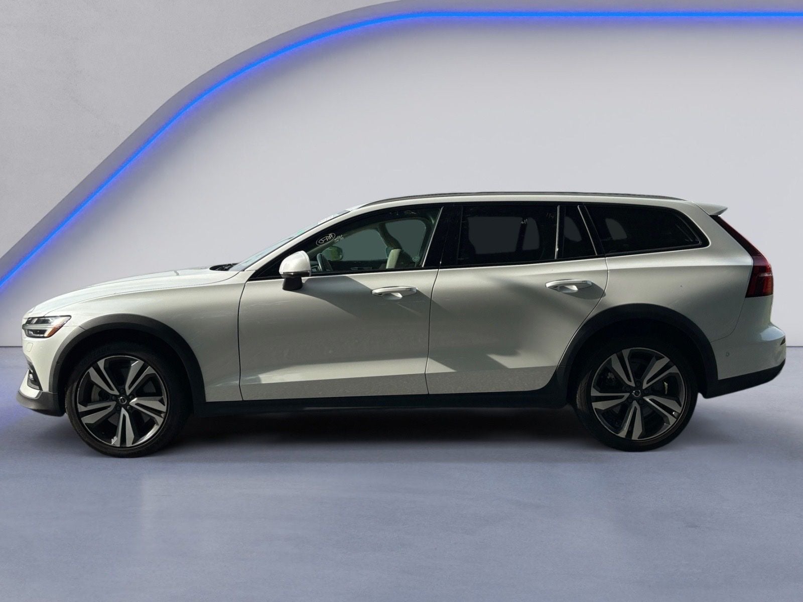2025 Volvo V60 Cross Country B5 Plus