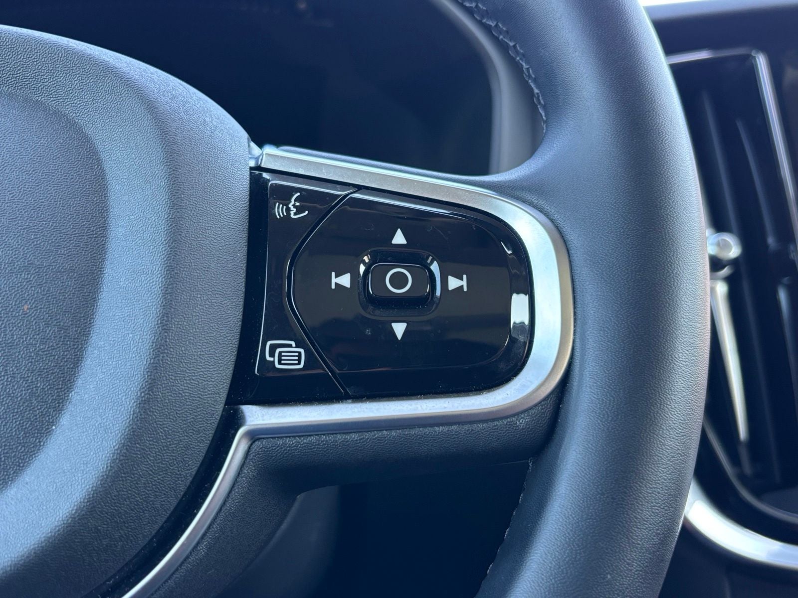 2025 Volvo V60 Cross Country B5 Plus